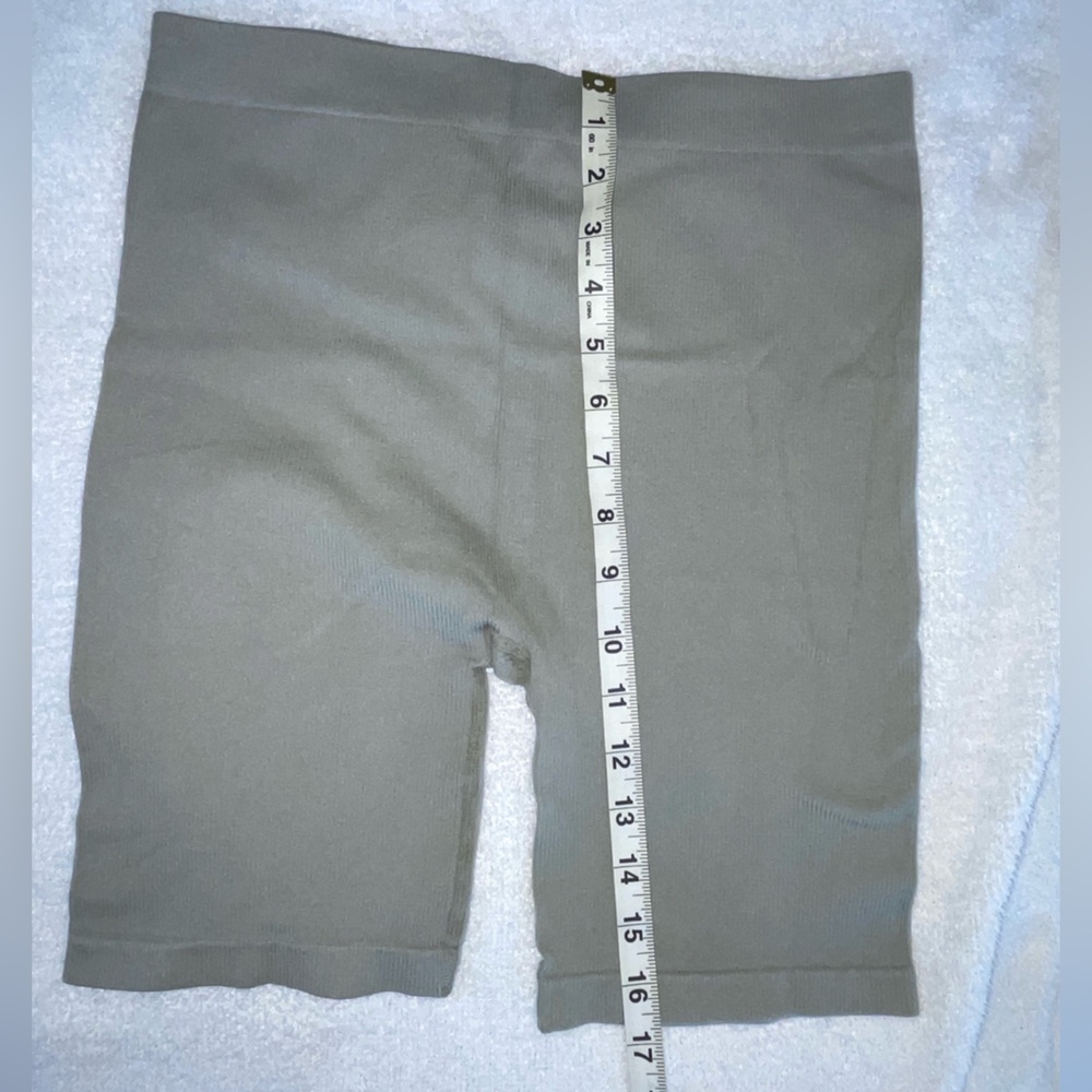H&M Size M Sage Green Ribbed Seamless Biker Shorts
